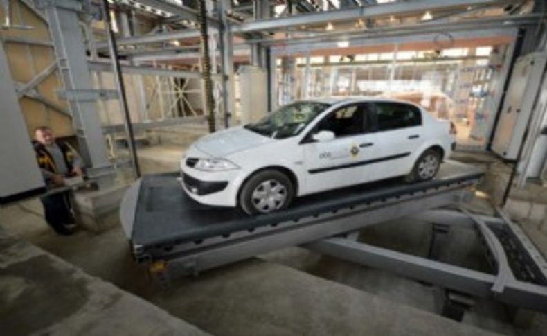 Tam otomatik otopark yolda bıraktı